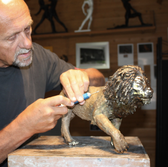 L’étape du polissage pour le « Lion »